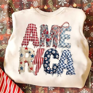 Peut inclure: Ensemble de trois tasses en céramique avec une finition mate et mouchetée. Les tasses sont de couleur crème, gris clair et gris foncé. Chaque tasse a un design simple et minimaliste, parfait pour le café ou le thé.