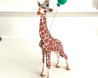 Mini Giraffe Cake Topper with Custom Hat and Balloon – Safari Party Animal Decoration