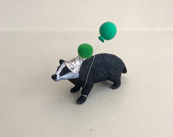 Personalised Badger Cake Topper – Woodland Animal Birthday Decoration – Custom Balloon & Party Hat