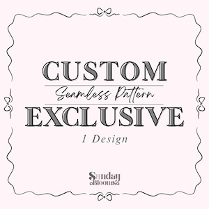 Könnte beinhalten: Hellrosa Grafik mit den Worten "CUSTOM Seamless Pattern EXCLUSIVE" in einer Serifenschrift. Der Text "1 Design" steht darunter. Das Sunday Blooms-Logo befindet sich unten, mit dekorativen Schnörkeln und Schleifen.