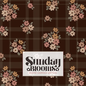 Puede incluir: Un patrón digital sin costuras con grupos de pequeñas flores en tonos rosa, beige y bronceado sobre un fondo de cuadros marrón oscuro. Una etiqueta rectangular blanca en el centro muestra el texto Sunday BLOOMS digital seamless pattern.