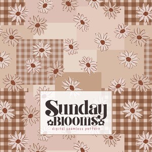 Op de afbeelding: Digitaal naadloos patroon met een patchwork-ontwerp. Het bevat madeliefjes en ruitjes in bruin- en beigetinten. De tekst "Sunday Blooms" wordt weergegeven in een vet, gestileerd lettertype.