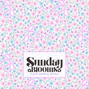 Può includere: Un motivo digitale senza cuciture con un design floreale. Presenta fiori rosa e blu, foglie verdi e fiocchi lavanda su sfondo crema. Il testo "Sunday Blooms" è visualizzato in una cornice bianca.