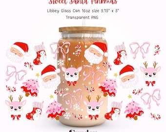May include: A clear glass can with a wooden lid, adorned with festive Christmas illustrations. The design features Santa Claus, reindeer, bows, and Christmas trees. The can measures approximately 24.7 cm in height and 12.7 cm in width, with the text "Sweet Santa Pinkmas".