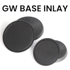 Op de afbeelding: Drie ronde zwarte plastic bases voor miniatuurfiguren. De bases hebben een getextureerd oppervlak en zijn ontworpen om te worden gebruikt met miniatuurfiguren.
