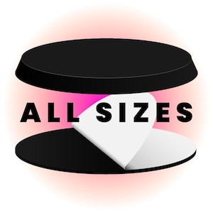 Peut inclure: Un produit noir et circulaire avec le texte "ALL SIZES" en lettres noires en gras. Le produit semble être un autocollant ou une étiquette, avec une section blanche partiellement décollée révélant un fond rose.
