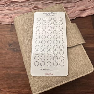 ドル貯金チャレンジトラッカー | 光沢のあるカード紙とマットなベラム | 1 ドルチャレンジ | 再利用可能な貯金トラッカー