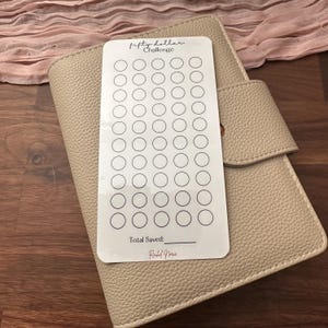 ドル貯金チャレンジトラッカー | 光沢のあるカード紙とマットなベラム | 50 ドルチャレンジ | 再利用可能な貯金トラッカー