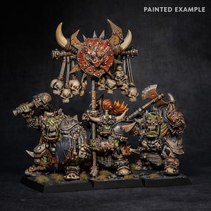 Peut inclure: Exemple peint d'une scène miniature fantastique avec trois orcs. Les orcs ont la peau verte et sont armurés, maniant des armes comme des haches et des marteaux. Une bannière avec des crânes et des cornes est derrière eux. Le texte "PAINTED EXAMPLE" est en haut.