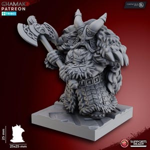 Könnte beinhalten: Graue 3D-gedruckte Miniatur eines Wikingerkriegers mit einer Axt. Der Krieger trägt einen gehörnten Helm und Fellrüstung. Die Miniatur steht auf einer 2,5 x 2,5 cm großen Basis und ist mit "Supports Ready" gekennzeichnet.