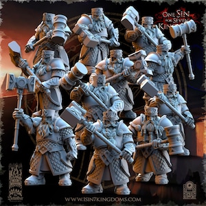 Puede incluir: Una colección de figuras en miniatura de color gris que representan guerreros blindados con barbas largas, cada uno sosteniendo un gran martillo de guerra. Las figuras llevan armaduras detalladas con patrones de escamas. Texto: One Sin for Seven Kingdoms.