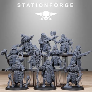Puede incluir: Un conjunto de figuras en miniatura grises, cada una representando un personaje con una capa con capucha y máscara de gas. Las figuras están dispuestas sobre una plataforma escalonada. El texto "STATIONFORGE" y un logotipo de calavera son visibles en la parte superior.