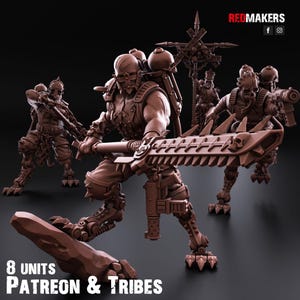 Könnte beinhalten: Ein Set aus vier braunen Miniatur-Kriegerfiguren mit mechanischen Beinen, stacheligen Waffen und Totenkopfmotiven. Die Figuren tragen Rucksäcke und eine hält ein hohes Banner. Der Text auf dem Bild lautet REDMAKERS und 8 UNITS PATREON & TRIBES.