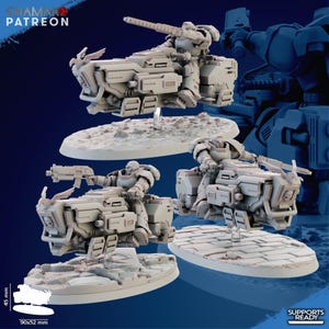 Può includere: Tre miniature in resina grigio chiaro non dipinte raffiguranti soldati corazzati su motociclette futuristiche. Ogni motocicletta presenta un emblema alato sulla parte anteriore ed è montata su una base ovale. Un diagramma indica 90x52 mm e 45 mm.