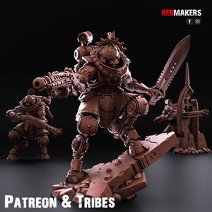 Pode incluir: Uma miniatura castanha de um soldado futurista com armadura pesada, segurando uma pistola grande e uma lâmina serrilhada, em pé sobre uma base rochosa. Duas figuras adicionais são visíveis ao fundo, uma com um rifle e outra com uma arma pesada.