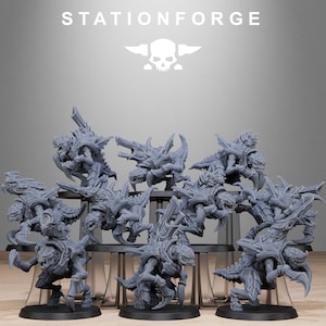 Könnte beinhalten: Eine Sammlung grauer, detaillierter Miniatur-Alien-Kreaturen, möglicherweise für Tabletop-Spiele. Die Figuren haben insektoide Merkmale, Klauen und bedrohliche Posen. Das Wort "STATIONFORGE" ist oben aufgedruckt, zusammen mit einem Totenkopf- und Flügel-Logo.