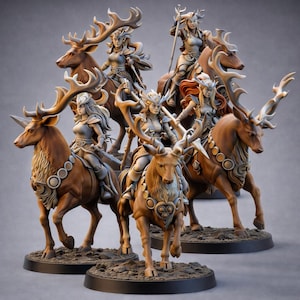 Può includere: Una collezione di figurine fantasy raffiguranti guerriere femminili a cavallo di maestosi cervi. Le figure sono dettagliate con armature e armi, e i cervi hanno grandi corna. La tavolozza dei colori include sfumature di marrone, grigio e oro.