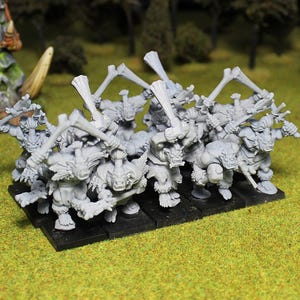 以下が含まれることがあります： 骨のような武器を持った、灰色のミニチュアファンタジーフィギュアのグループ。オークまたは同様の生き物かもしれません。黒いベースの上に立っており、緑の草と木の背景があります。フィギュアは詳細で、塗装する準備ができています。