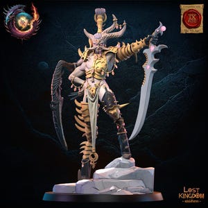 Puede incluir: Figura en miniatura detallada de un personaje de fantasía, con piel pálida, cuernos y armadura dorada y negra. La figura sostiene una espada grande y una hoja curva, de pie sobre una base rocosa. De Lost Kingdom Miniatures.
