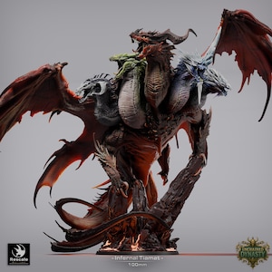 Peut inclure: Sculpture détaillée d'un dragon à plusieurs têtes, avec cinq têtes de dragon distinctes dans des tons de rouge, vert, blanc et noir. Le dragon a de grandes ailes texturées et est monté sur une base rocheuse. Le texte "Infernal Tiamat - 100mm" est visible.