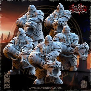 Puede incluir: Un conjunto de cuatro figuras en miniatura de color gris que representan guerreros blindados con barbas trenzadas y cascos con cuernos. Cada figura sostiene un cañón grande con cabeza de dragón. El texto One Sin for Seven Kingdoms es visible.