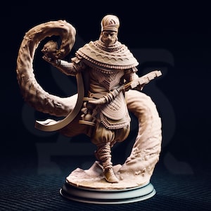 Puede incluir: Figura beige detallada de una figura con túnica que sostiene una esfera y un objeto rectangular. La figura está sobre una base circular, con un elemento arremolinado y texturizado que se extiende desde atrás. La figura lleva un turbante y ropa adornada.