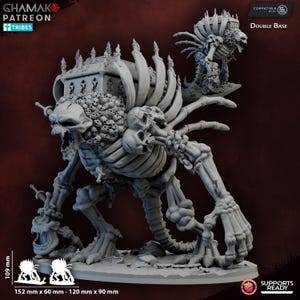 Puede incluir: Una detallada figura esquelética gris con una gran cabeza de calavera, que lleva una estructura en la espalda. La figura tiene múltiples calaveras y huesos, con una versión más pequeña en el fondo. La base mide 15,2 cm x 6 cm - 12 cm x 9 cm, y la altura es de 10,9 cm.