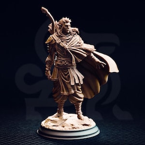 Puede incluir: Figura marrón detallada de un arquero elfo, de pie sobre una base rocosa. El elfo está vestido con una armadura adornada y una capa fluida, sosteniendo un arco. La figura tiene el pelo largo y está posada en una postura dinámica, sugiriendo acción. El fondo es oscuro.