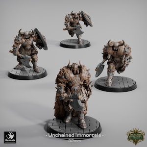 Op de afbeelding: Vier miniatuurbeeldjes van gepantserde krijgers met gehoornde helmen en bijlen. De figuren zijn in tinten grijs en bruin, staand op cirkelvormige bases. De tekst "Unchained Immortals" en "32mm" is zichtbaar.