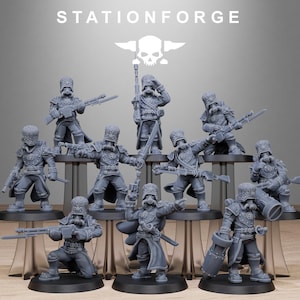 Puede incluir: Colección de figuras en miniatura grises de soldados, cada una con una pose y arma únicas. Las figuras están sobre plataformas individuales, con la palabra "STATIONFORGE" y un logotipo de calavera en la parte superior.