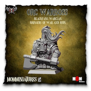 Puede incluir: Una figura miniatura gris de un jefe de guerra orco sosteniendo un hacha grande. El texto dice ORC WARBOSS, BLACKFANG WARCLAN, BRINGERS OF WAR AND RUIN, MOMMINIATURES y MOM Miniatures. La figura presenta armadura detallada y un cráneo.
