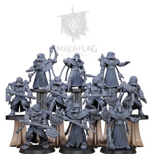 Op de afbeelding: Een verzameling grijze miniatuurfiguren, elk met een figuur in een gewaad met een gasmasker en diverse mechanische bevestigingen. Sommige figuren houden wapens of gereedschap vast. Een banner met een logo is zichtbaar op de achtergrond. De figuren zijn op een gelaagde display geplaatst.