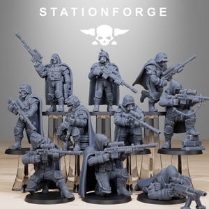 Puede incluir: Una colección de figuras en miniatura grises de soldados con equipo táctico, cada uno sosteniendo un rifle. Las figuras están en varias poses, algunas de pie, arrodilladas o en posición prona. El texto "STATIONFORGE" está en la parte superior.