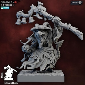 Puede incluir: Figura en miniatura gris de una criatura parecida a una rata con sombrero y túnicas andrajosas, sosteniendo un bastón con campanas y una pequeña bola. La base mide 2,5 cm x 2,5 cm, y la altura es de 3,9 cm.