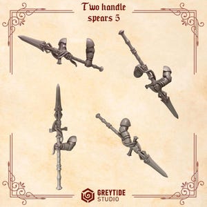 Puede incluir: Un conjunto de cuatro lanzas en miniatura de resina gris, cada una con un diseño de dos mangos con un brazo y una mano blindados adjuntos. El texto Two handle spears 5 y Greytide Studio es visible. Estos componentes de juego detallados muestran puntas.