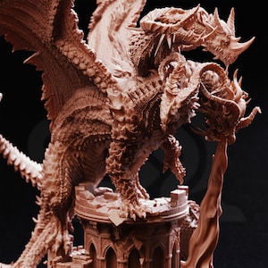 Puede incluir: Una detallada escultura de dragón marrón con tres cabezas, de pie sobre una torre de castillo. Las alas del dragón están extendidas y parece estar respirando fuego. La escultura tiene detalles y texturas intrincados.