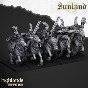 Puede incluir: Un conjunto de miniaturas en escala de grises que representa figuras montadas con armas. Las figuras visten armaduras y cascos, montadas a caballo. El texto "Sunland" está en la parte superior y "highlands miniatures" en la inferior.