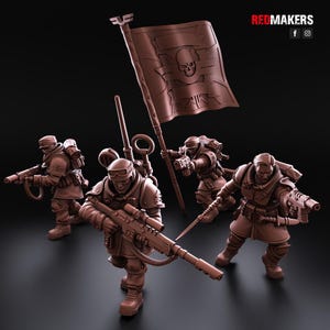 Puede incluir: Un conjunto de cuatro figuras de soldados en miniatura de color marrón con equipo táctico. Un soldado sostiene una bandera grande con un emblema de calavera, mientras que otros llevan rifles y pistolas. Las figuras tienen un tono marrón monocromático.