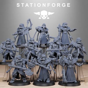 Pode incluir: Uma coleção de miniaturas cinzentas, cada uma representando um personagem com um manto com capuz e máscara de gás. As figuras seguram várias armas e ferramentas mecânicas. O texto "STATIONFORGE" e um logotipo de caveira são visíveis no topo.