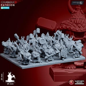 Puede incluir: Un grupo de figuras de enanos grises en miniatura, cada uno con barba y varias armas, incluyendo hachas, martillos y arcos. Las figuras están dispuestas sobre una base rectangular, con un fondo rojo. El texto "GHAMAK PATREON TRIBES" está incluido.