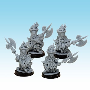 Puede incluir: Un conjunto de cuatro figuras en miniatura de resina gris sin pintar que representan guerreros blindados con largas barbas trenzadas. Cada figura lleva un casco alto adornado con un motivo de calavera y sostiene una gran hacha de doble filo.