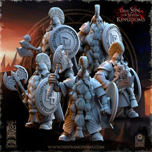 Peut inclure: Un groupe de cinq figurines miniatures de guerriers gris, chacune dotée d'une longue barbe tressée, d'un casque à crête et d'une armure ornée. Ils tiennent des haches de combat et des boucliers ronds avec des runes. Le texte One Sin for Seven Kingdoms est visible.