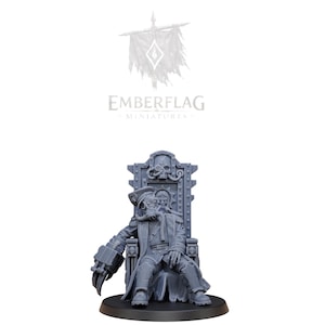 Puede incluir: Una figura en miniatura gris de un personaje sentado con uniforme militar, con máscara de gas y un gran brazo mecánico. La figura está sentada en un trono detallado. La imagen incluye el texto "EMBERFLAG MINIATURES".