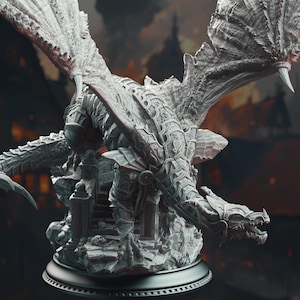 Peut inclure: Une sculpture détaillée d'un dragon gris aux ailes déployées, perché sur une structure en pierre. Le dragon présente des détails complexes en forme d'armure et une expression féroce. La sculpture est placée sur un fond flou avec des éclats de scène enflammée.