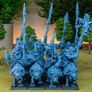 Könnte beinhalten: Ein Set aus vier unbemalten blauen Kunststoff-Miniaturfiguren, die Ork-Krieger auf Wildschweinen darstellen. Jede Figur hält einen langen Speer oder Stab, eine davon mit einem Totenkopf-Totem. Die Figuren stehen auf schwarzen rechteckigen Basen.