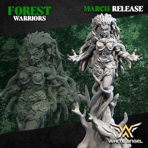 Puede incluir: Una escultura gris detallada de una figura femenina con apariencia de árbol, con el texto "FOREST WARRIORS" y "MARCH RELEASE". La figura tiene cabello suelto, una rosa en el pecho y está entrelazada con vides y ramas.