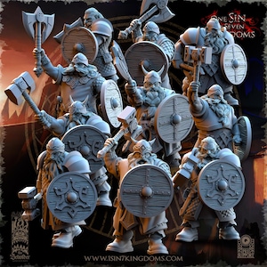 Puede incluir: Una colección de figuras miniatura de enanos grises, cada una equipada con un escudo redondo de textura de madera y un arma como un hacha o un martillo. Las figuras presentan armaduras detalladas, barbas trenzadas y cascos. Texto: One Sin Seven Kingdoms.