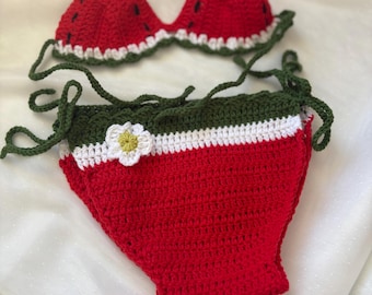 Rode gehaakte babybikiniset, watermeloenoutfit, zomerfotorekwisiet