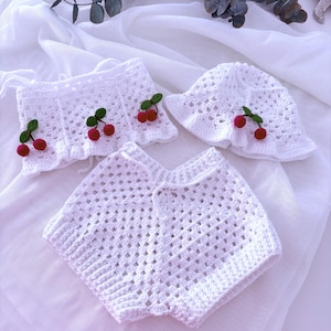 Set per neonati fatto a mano all&#39;uncinetto con ciliegie: top e pantaloncini in cotone biologico