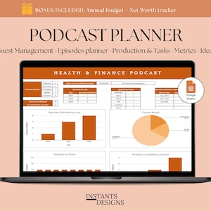 Può includere: Un laptop nero mostra un pianificatore di podcast con grafici e tabelle. Lo schermo mostra un foglio di calcolo intitolato "Health & Finance Podcast" con visualizzazioni di dati. Il testo in alto recita "Podcast Planner" e "Bonus Included: Annual Budget - Net Worth tracker."